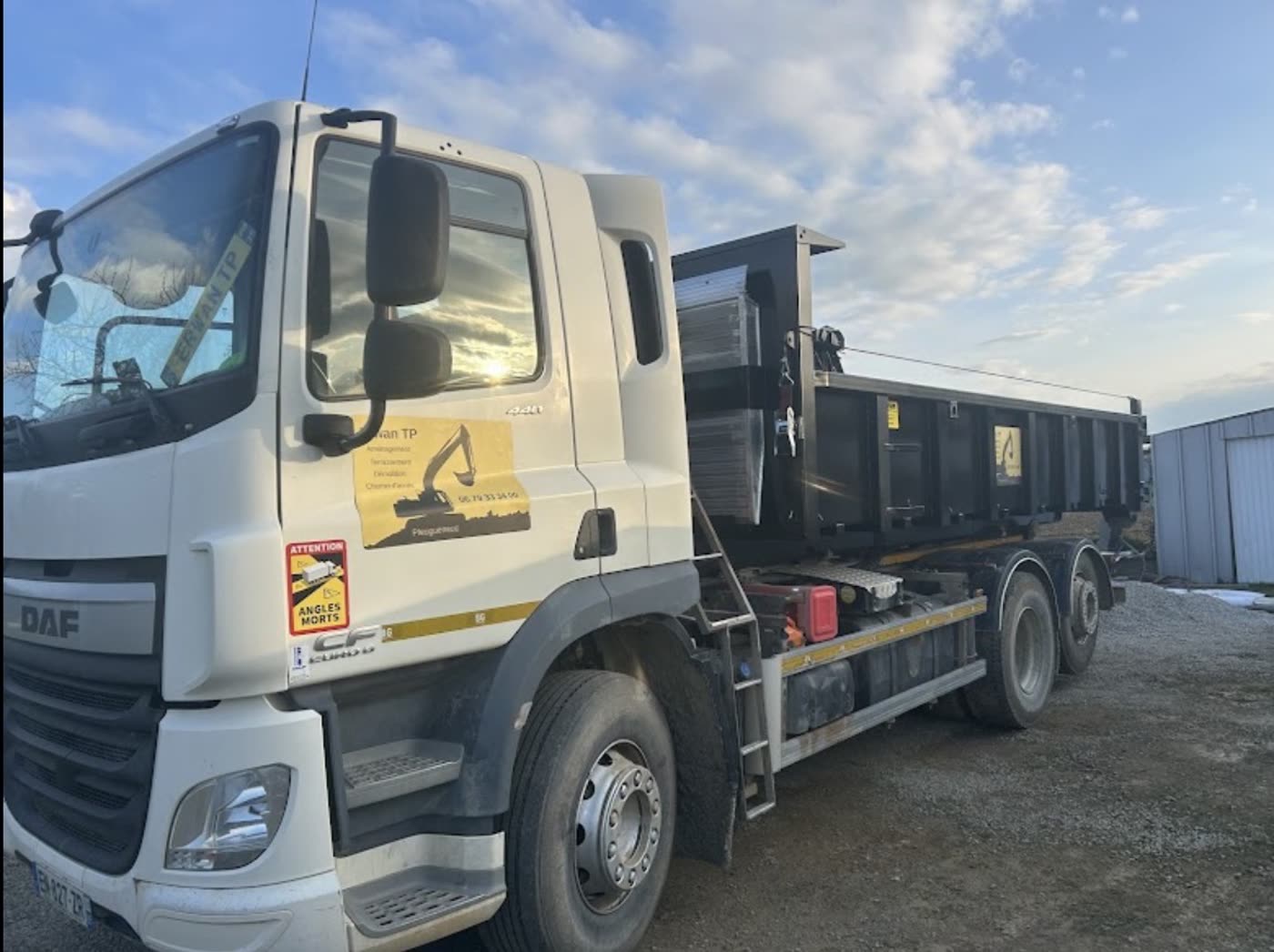 Camion benne DAF aux couleurs d'Erwan TP, prêt pour un chantier de terrassement